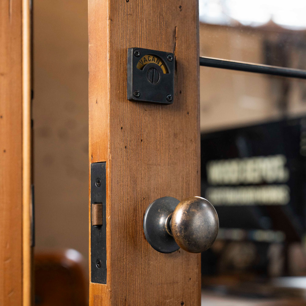 触れるたびに愛着が深まる「真鍮ノブ」や「真鍮表示錠」 経年変化を楽しめる真鍮製ドアノブ