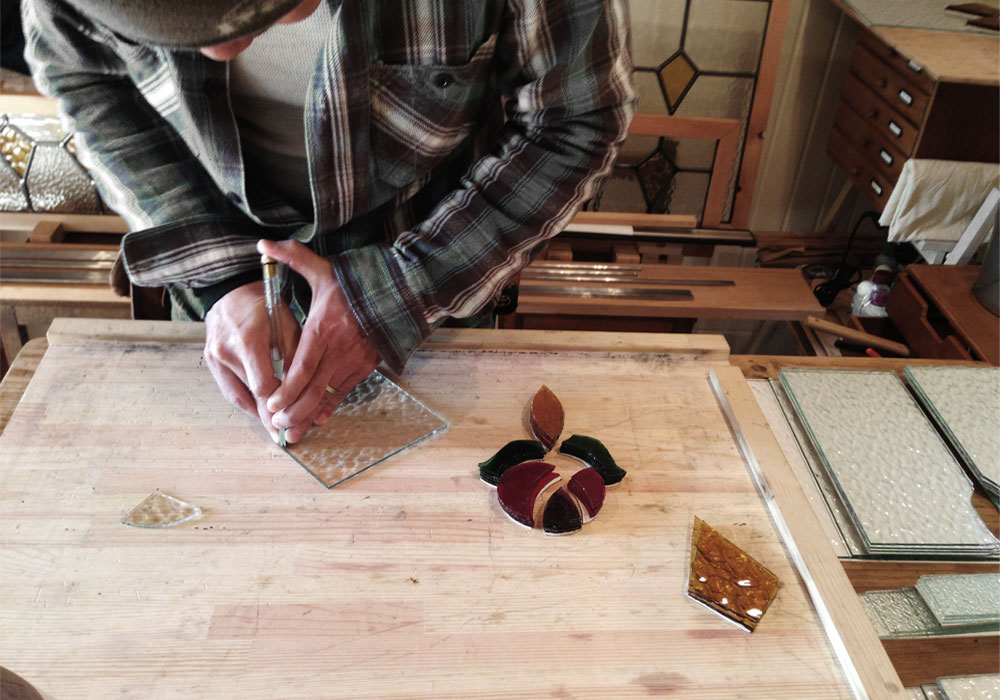 クールな空間に、一輪の「優しさ」を添えて ステンドグラスのローズデザイン詳細