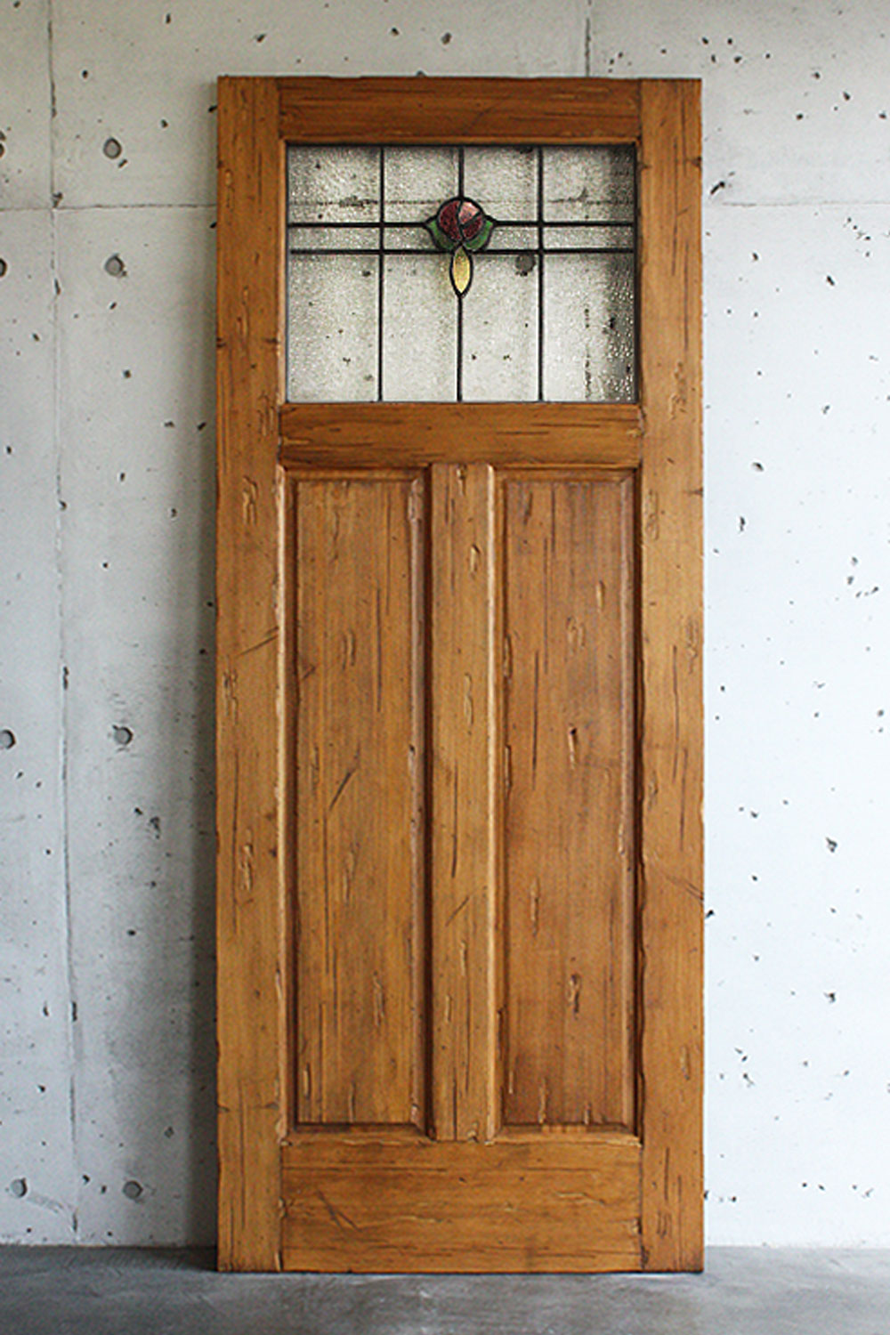 「少し前にあったステンドグラスドアで作ってほしい」その一言から。 復刻したローズのステンドグラスドア全体像