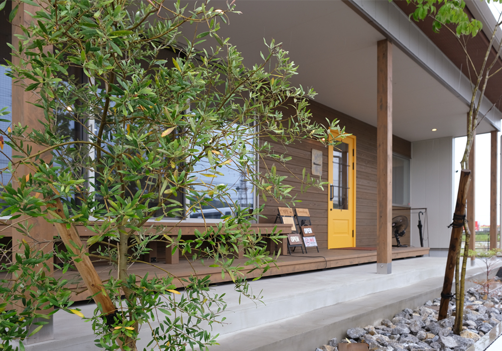 1. パッと目を引く「黄色」のハッピーな効果 Buratto＋の鮮やかな黄色の木製ドア