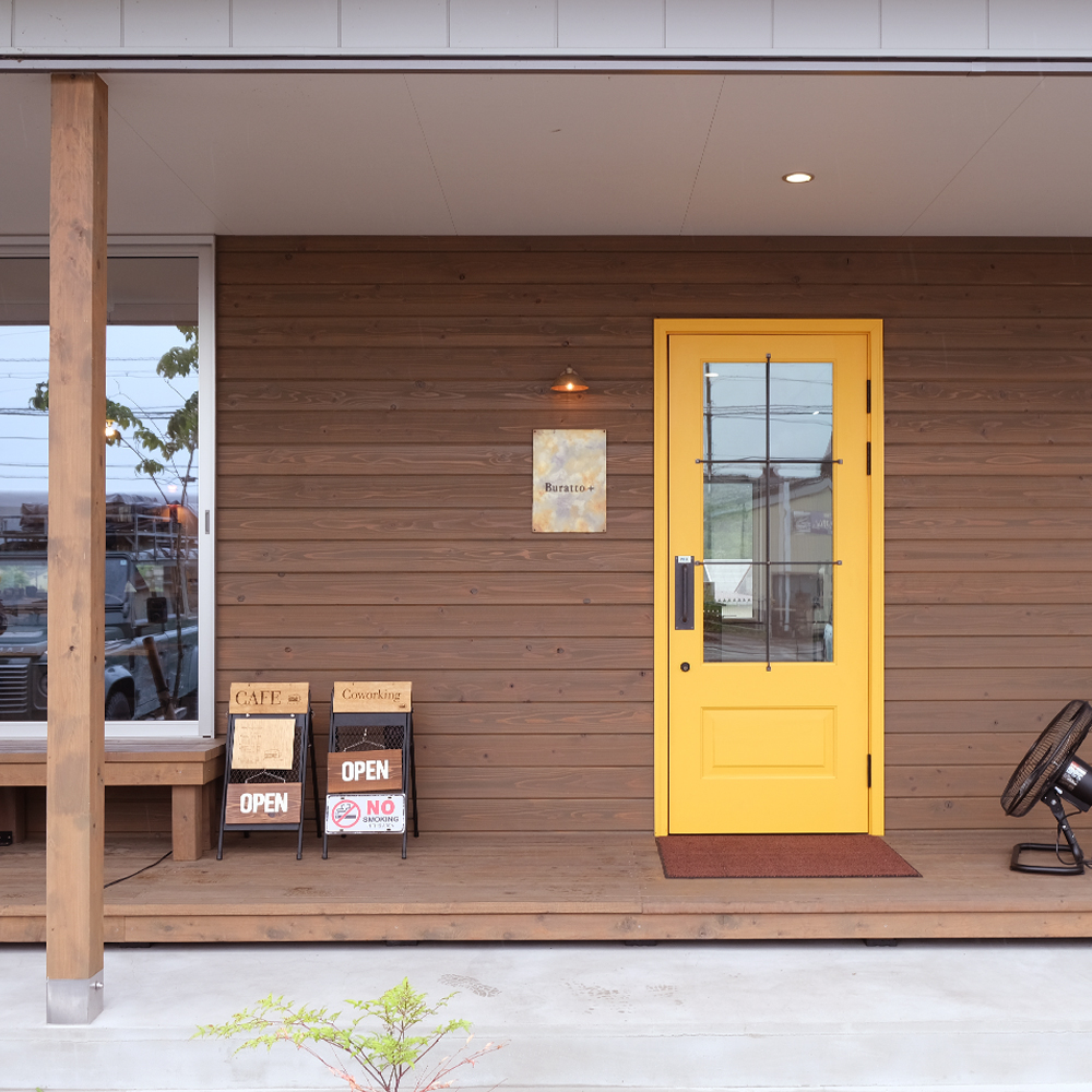 『集客できるカフェの外観』って？滋賀・Buratto＋様に学ぶ、黄色い木製ドアの魔法