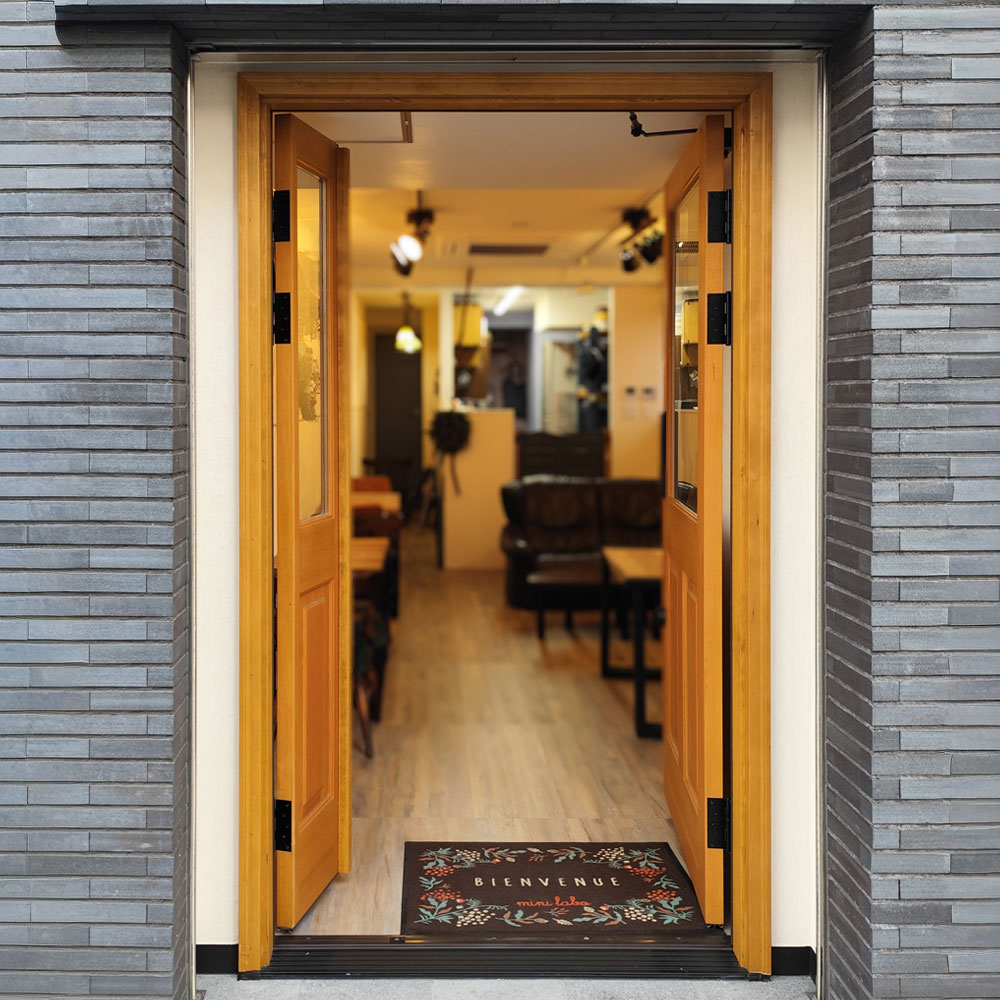 『外開きにする？内開きにする？』店舗設計で知っておきたい玄関ドアのルール