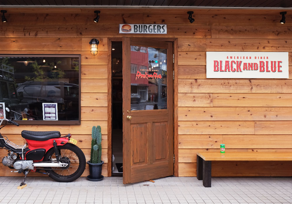 4. 空間の「ゆとり」と「光」をデザインする 光が差し込む店舗の玄関スペース