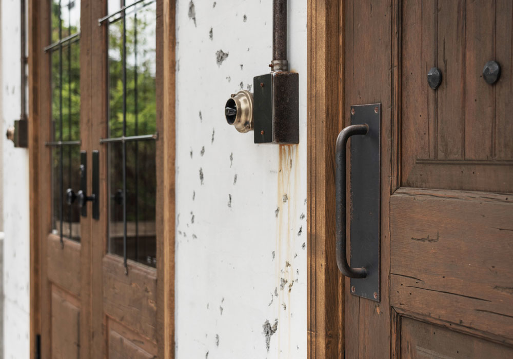 時を刻むほどに美しく。お店と共に「育つ」本物の素材 店舗の顔となる重厚な木製玄関ドア