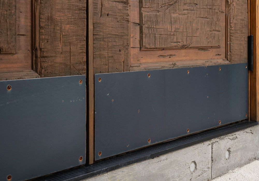 1. 錆びゆくさまを愛する、アイアンの素朴な質感 経年変化を楽しむアイアンハンドル