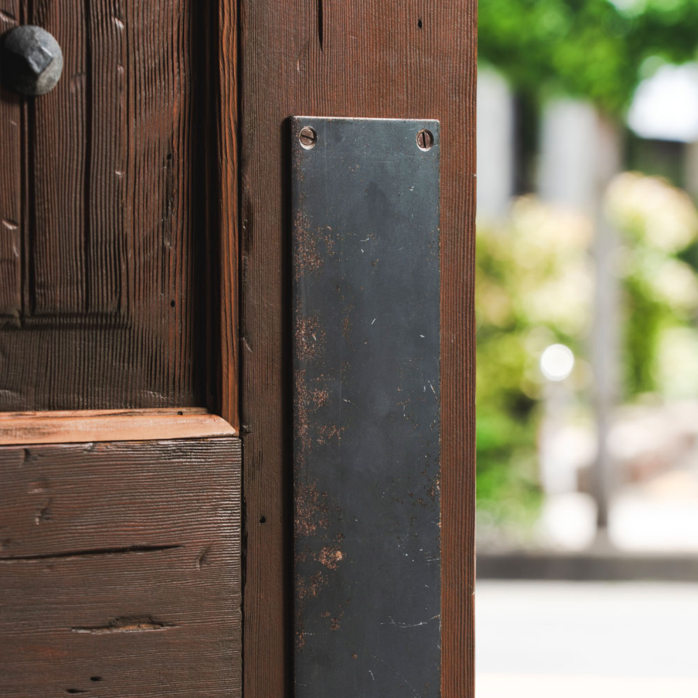 『朽ちるのではなく、満ちていく』アイアンと木製ドアが奏でる「経年美化」の幸せ