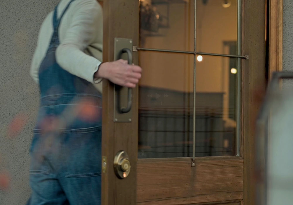 2. 流行に左右されない、本物の木肌が作る格 風雨を経て味わいが増した木製ドアの表情