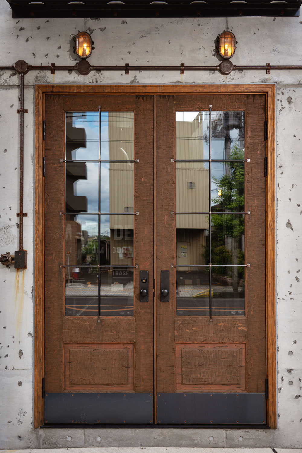 なぜ今、ウッドデポのショールームへ行くべきなのか？ 多彩な木製ドアが並ぶショールームの様子