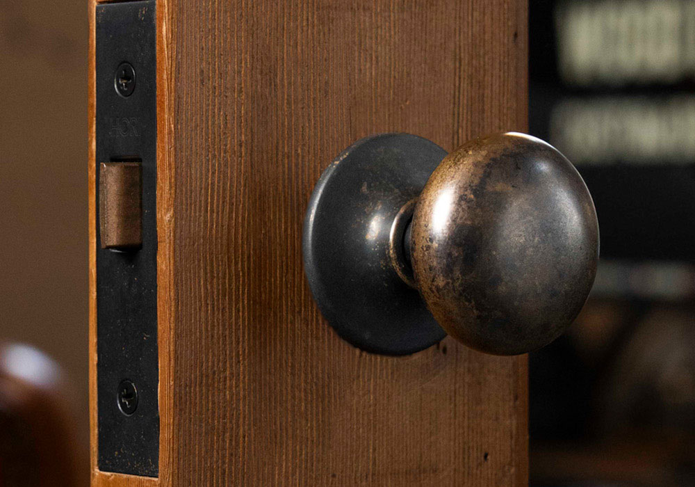 1. 真鍮ドアノブ：あなたの掌で育てる究極の贅沢 使い込まれて金色が露出した真鍮ドアノブ