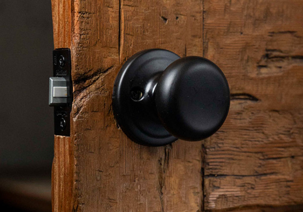 2. メッキドアノブ：完成された均一美と、その後の課題 均一な輝きを持つ新品のメッキドアノブ