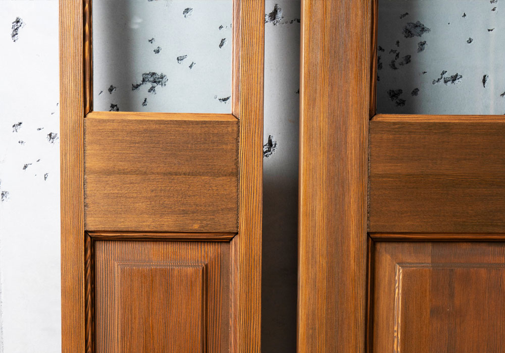 3. 一枚のドアの中にも「世界」がある 天然木特有の不揃いな濃淡