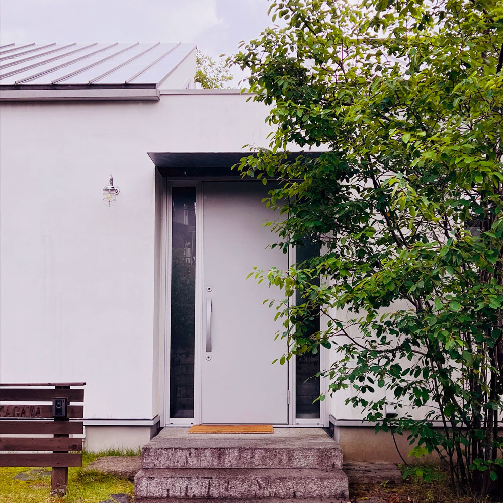 ご依頼の流れ:まずは玄関ドアラインナップで理想の一枚を スマートフォンで撮影した玄関の写真