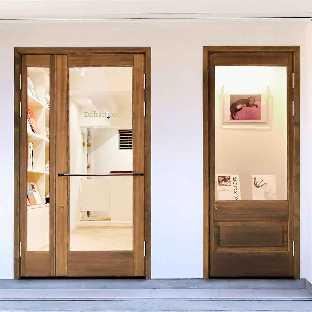 店舗　木製玄関ドア　観音開き親子ドア　WORKS　施工実例