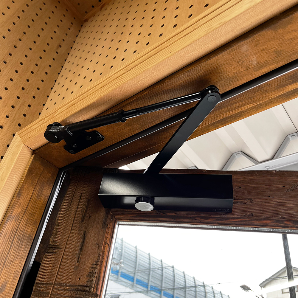 玄関ドアに取り付けられたドアクローザー