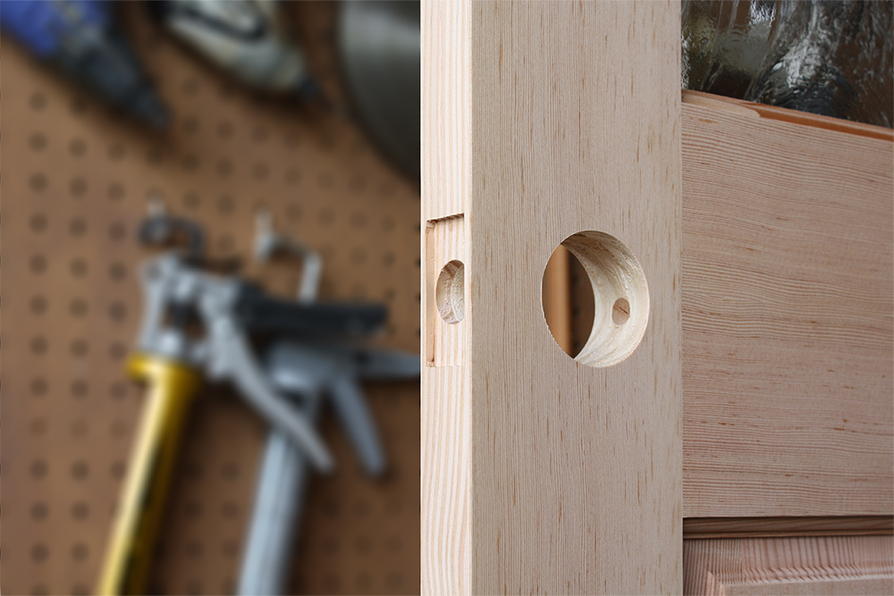 ノブ穴の穴あけ加工の様子