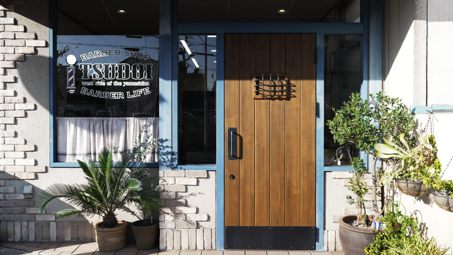 店舗のご紹介とアルミ玄関ドアから木製玄関ドアへ 交換後の木製ドア外観