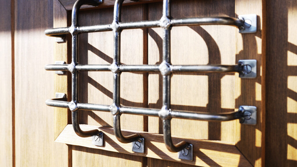 完成した玄関ドアの特徴 鉄のグリル小窓のデザイン