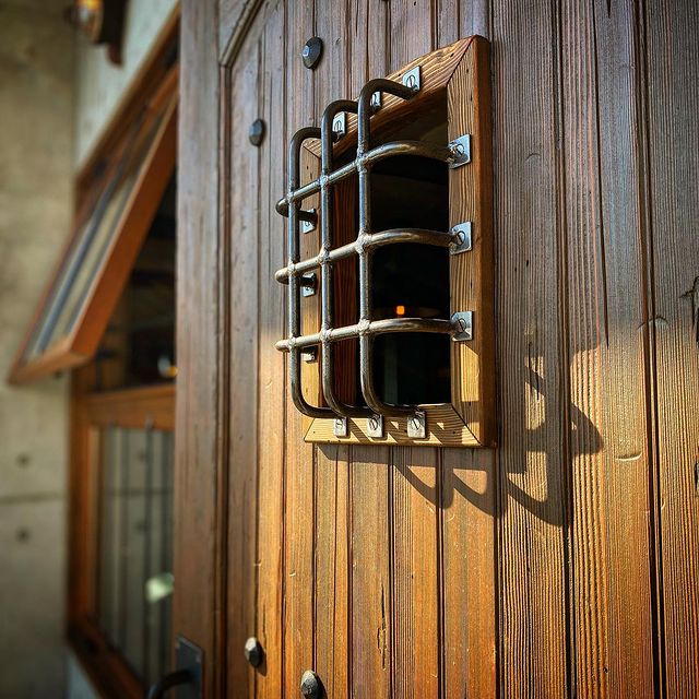 木製ドア　アイアン格子　イメージ