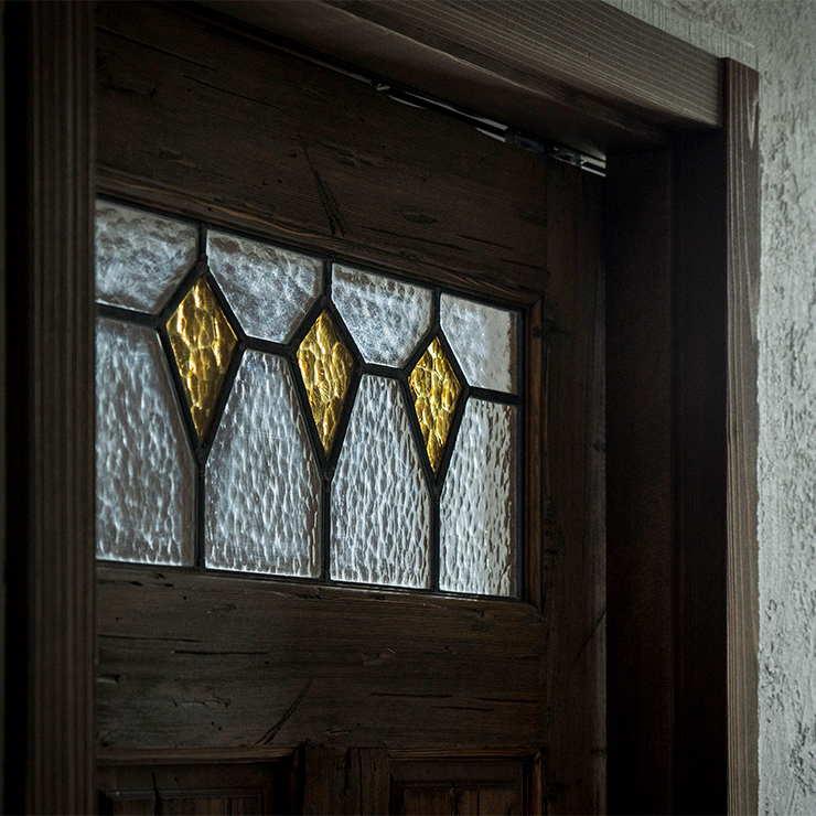 木製ドア　ステンドグラス　イメージ