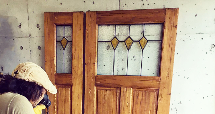 木製ドア　アイアン格子　イメージ